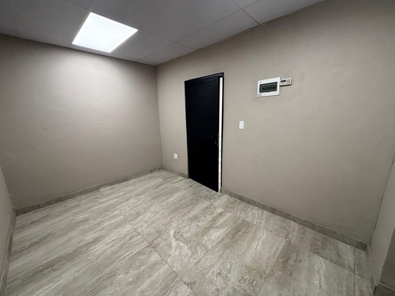 80sqm Retail Shop in Central Hilton to ]rental @ R19000-00 per month plus Vat - Photo 8