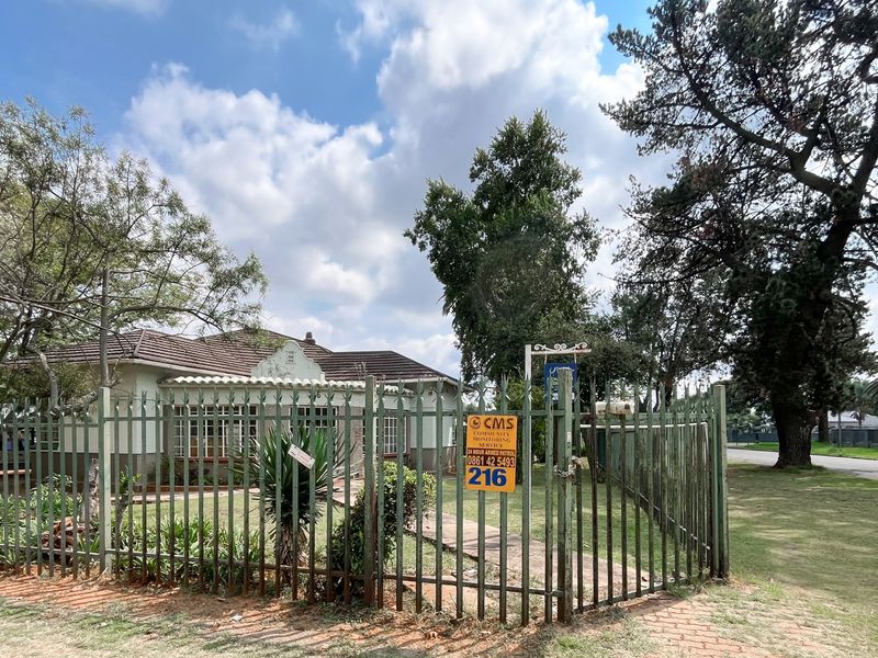 Commercial property ready for your attention! - Photo 2