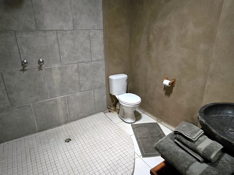 Discover a spacious 20 sleep, 10 bedroom guesthouse fully furnished - Photo 8