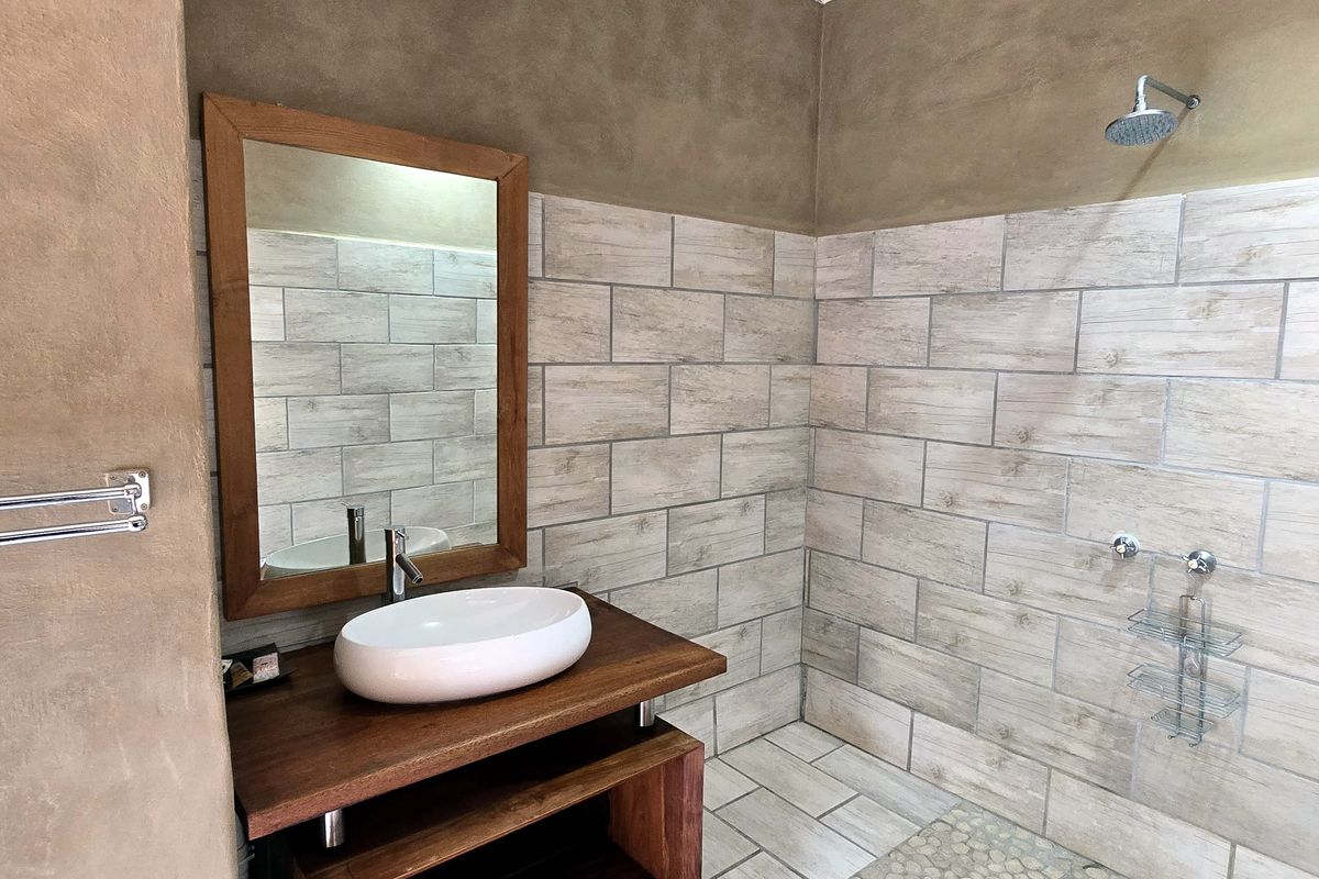 Discover a spacious 20 sleep, 10 bedroom guesthouse fully furnished - Photo 5