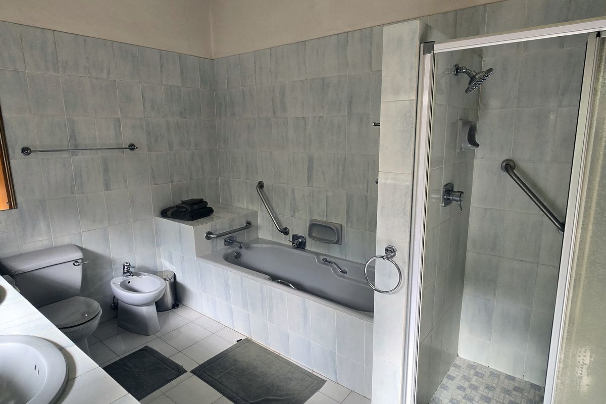 Discover a spacious 20 sleep, 10 bedroom guesthouse fully furnished - Photo 3