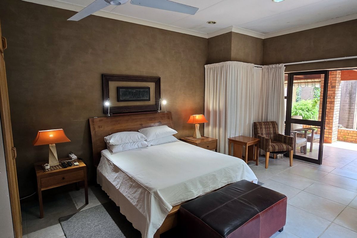Discover a spacious 20 sleep, 10 bedroom guesthouse fully furnished - Photo 4