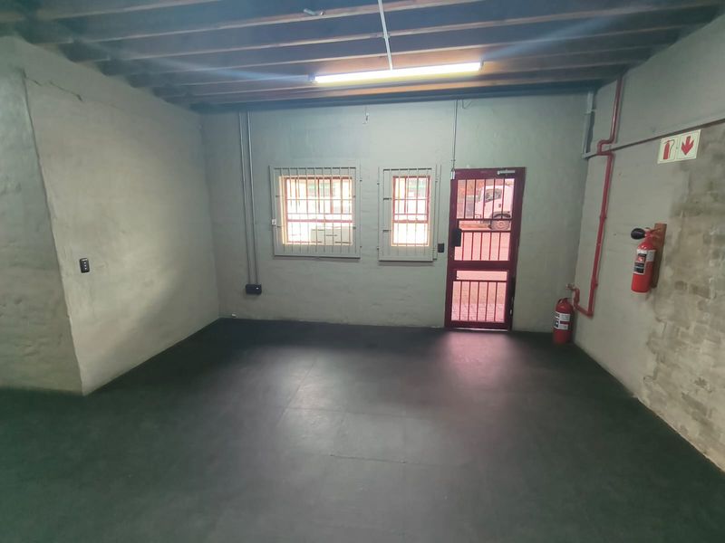 Versatile 500m2 Warehouse with Spacious Yard To Let in Hennopspark, ideal for Logistics or Light Man - Photo 7