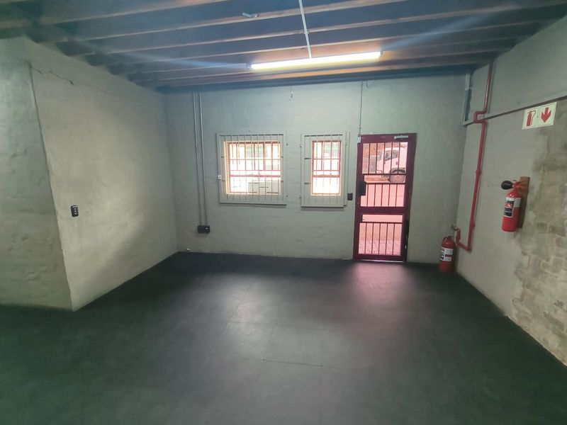 Versatile 500m2 Warehouse with Spacious Yard To Let in Hennopspark, ideal for Logistics or Light Man - Photo 6