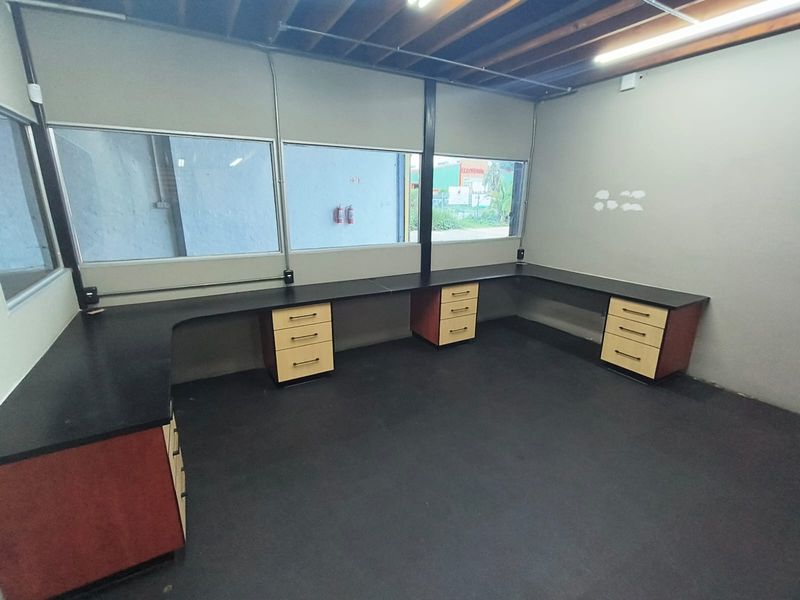 Versatile 500m2 Warehouse with Spacious Yard To Let in Hennopspark, ideal for Logistics or Light Man - Photo 4