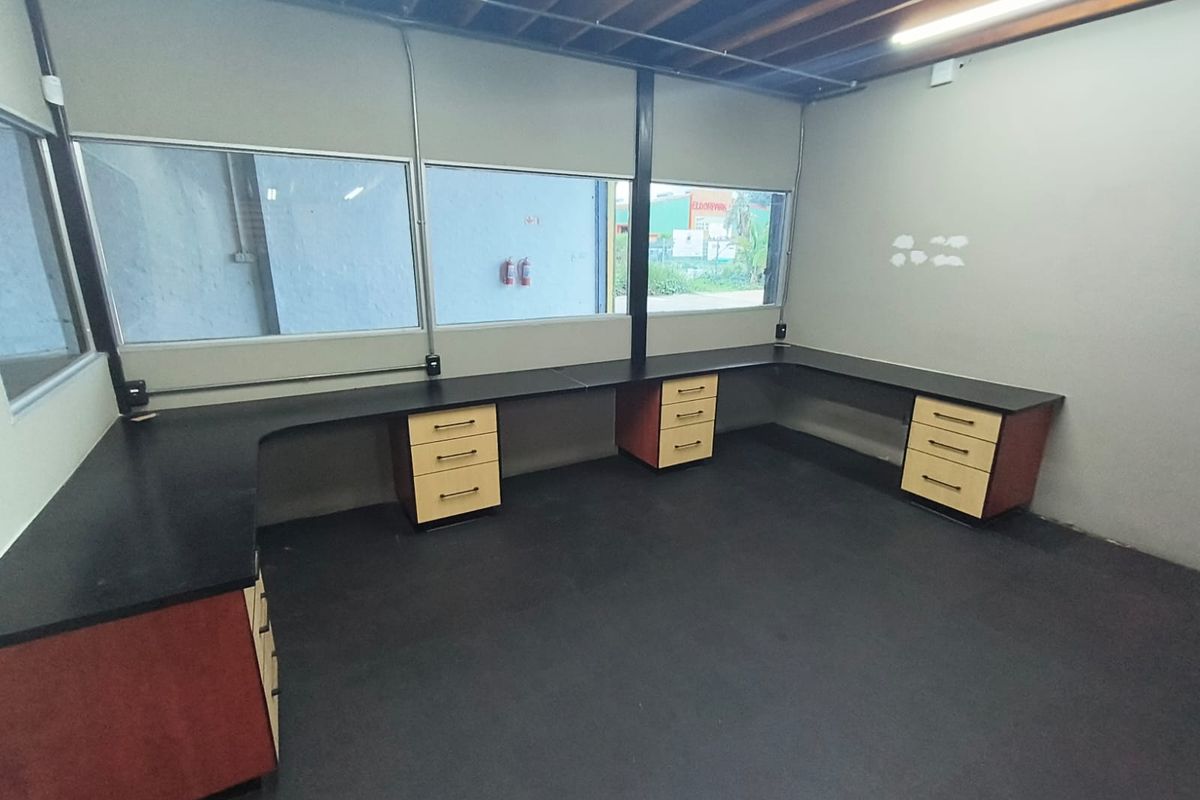 Versatile 500m2 Warehouse with Spacious Yard To Let in Hennopspark, ideal for Logistics or Light Man - Photo 4