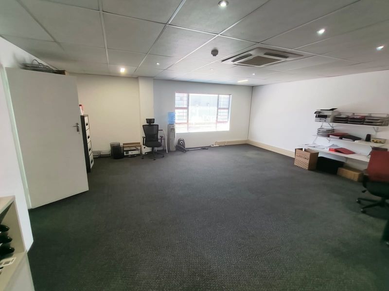 870m2 Warehouse with Office Space To Let in Route 21 Corporate Park, Irene, Centurion - Photo 10