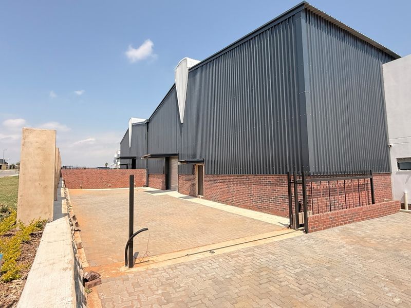 662m2 AAA-Grade Warehouse with Private Yard For Sale in Limeroc Business Park, Centurion - Photo 3