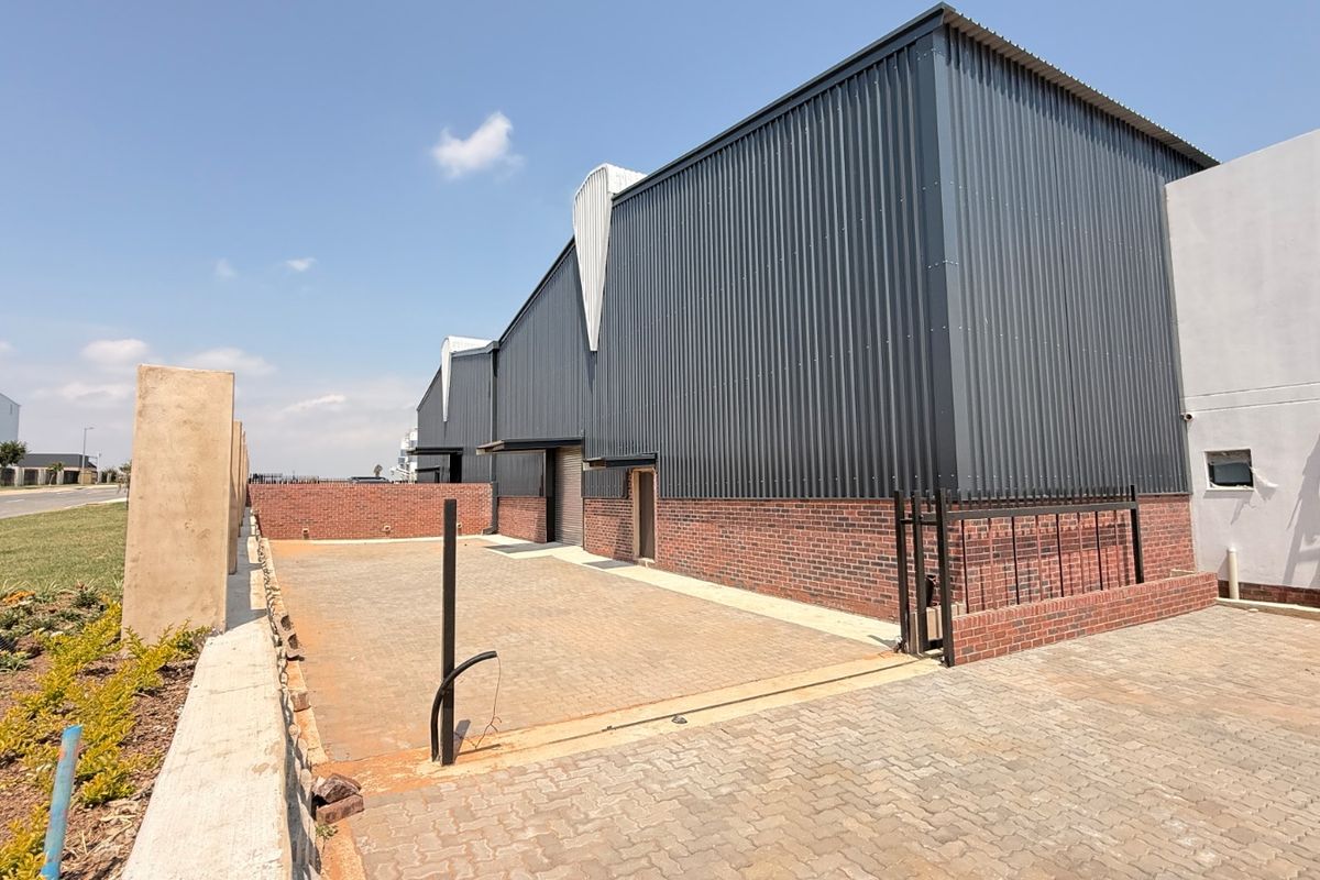 662m2 AAA-Grade Warehouse with Private Yard For Sale in Limeroc Business Park, Centurion - Photo 3