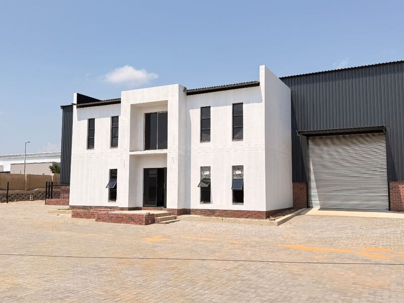 662m2 AAA-Grade Warehouse with Private Yard For Sale in Limeroc Business Park, Centurion - Photo 2