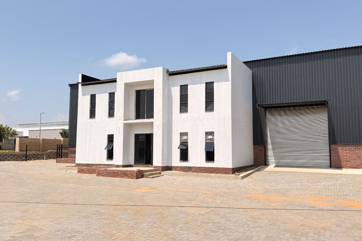 662m2 AAA-Grade Warehouse with Private Yard For Sale in Limeroc Business Park, Centurion - Photo 2