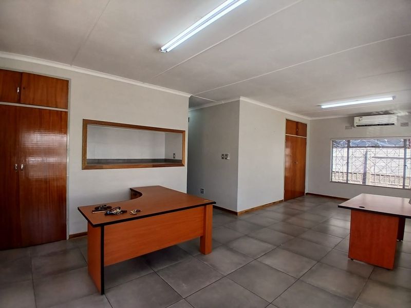 Bright & Beautiful Office to Let - Photo 6