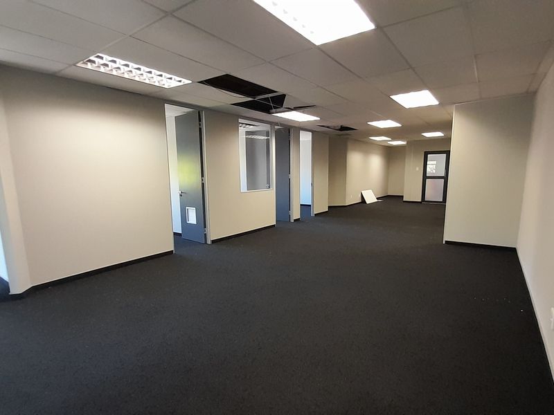 Administration First Floor 184m Office That Balances Privacy and Practicality - Photo 10