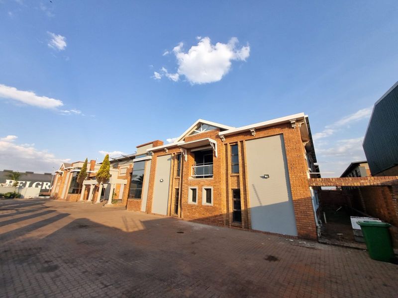 Industrial property in excellent condition with office spaces and workshop! - Photo 8