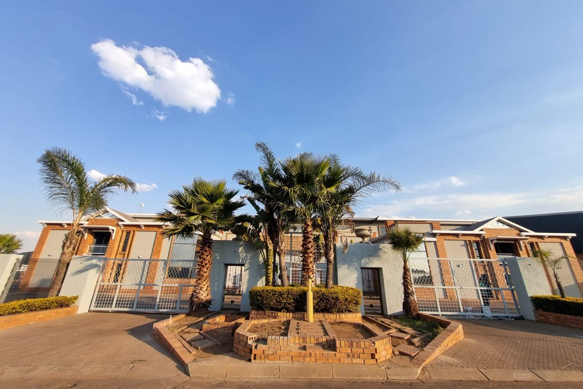 Industrial property in excellent condition with office spaces and workshop! - Photo 2