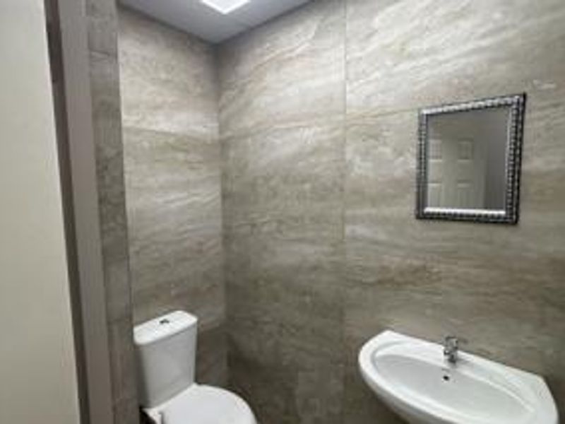 Prime 100 sqm Commercial Space to Let in Hilton - Photo 10