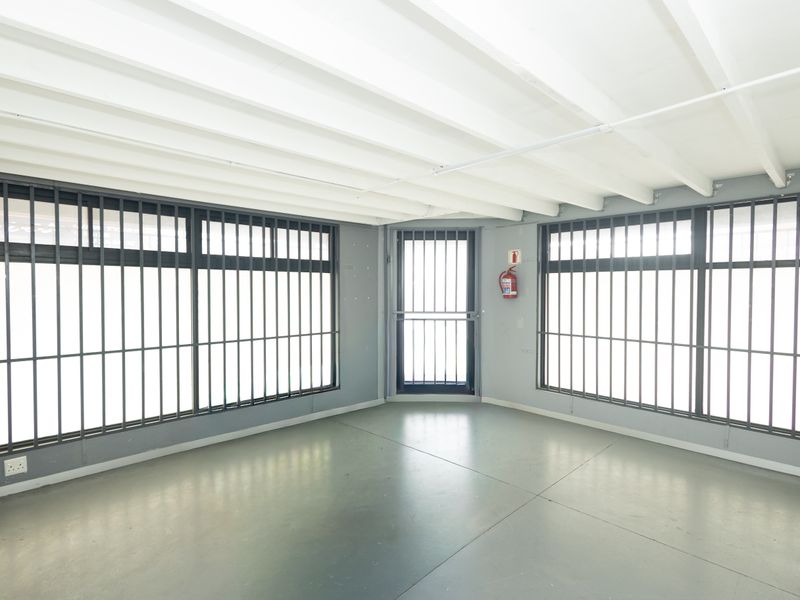 Spacious 561m2 office for sale in Townsend Estate, Goodwood—ideal for your business growth! - Photo 2