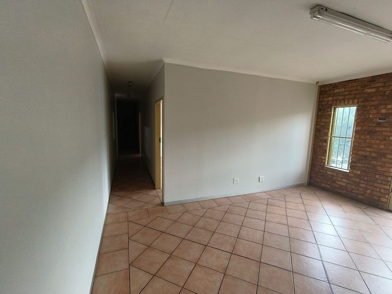 430m2 Warehouse in Prime Hennopspark Location with Interlink Access - Photo 7