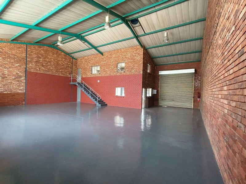 Versatile 271m2  Warehouse, High-Clearance Industrial Unit To Let in Hennopspark - Photo 9