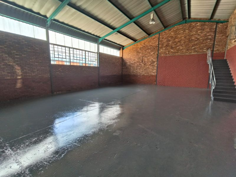 Versatile 271m2  Warehouse, High-Clearance Industrial Unit To Let in Hennopspark - Photo 8