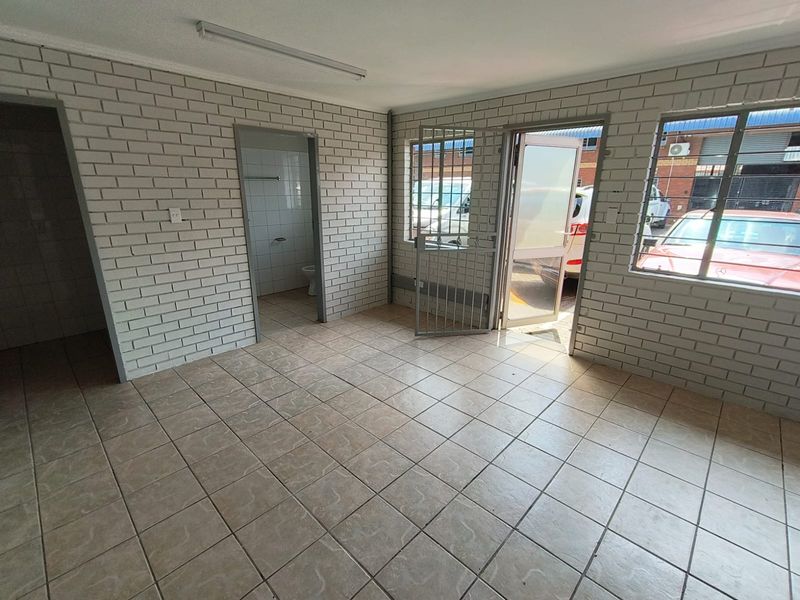 Versatile 271m2  Warehouse, High-Clearance Industrial Unit To Let in Hennopspark - Photo 4