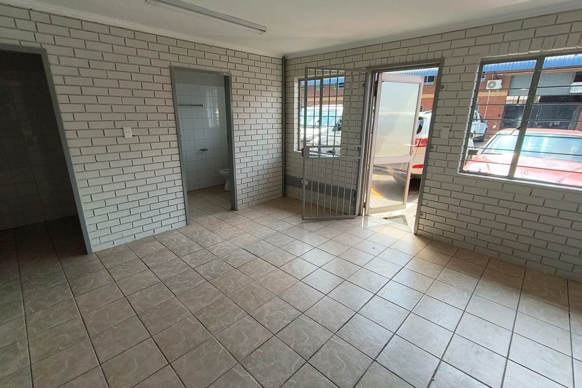 Versatile 271m2  Warehouse, High-Clearance Industrial Unit To Let in Hennopspark - Photo 4