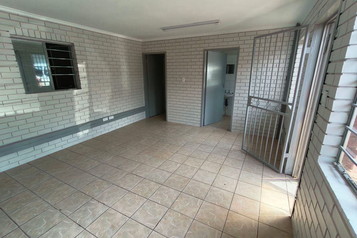 Versatile 271m2  Warehouse, High-Clearance Industrial Unit To Let in Hennopspark - Photo 3