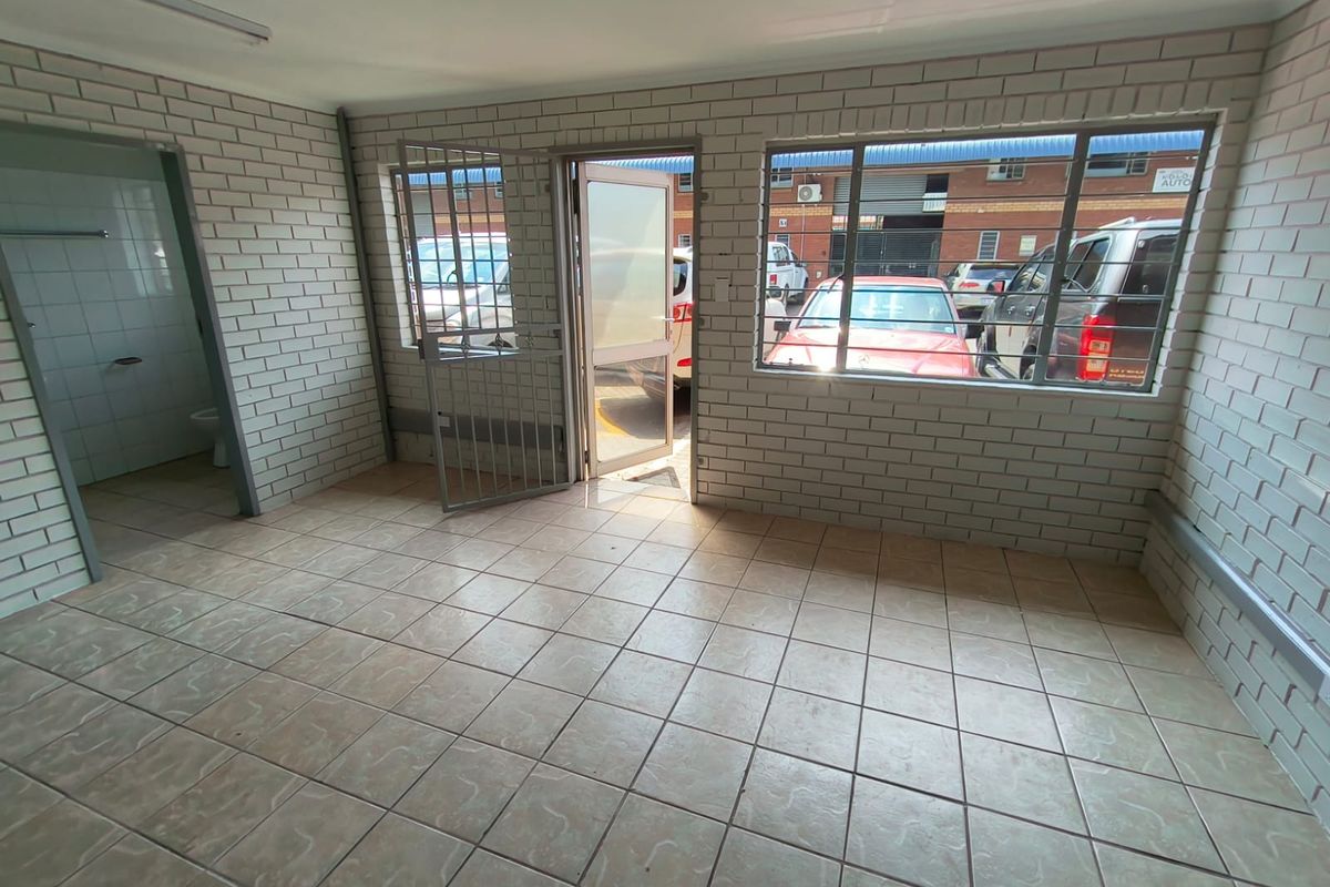 Versatile 271m2  Warehouse, High-Clearance Industrial Unit To Let in Hennopspark - Photo 5