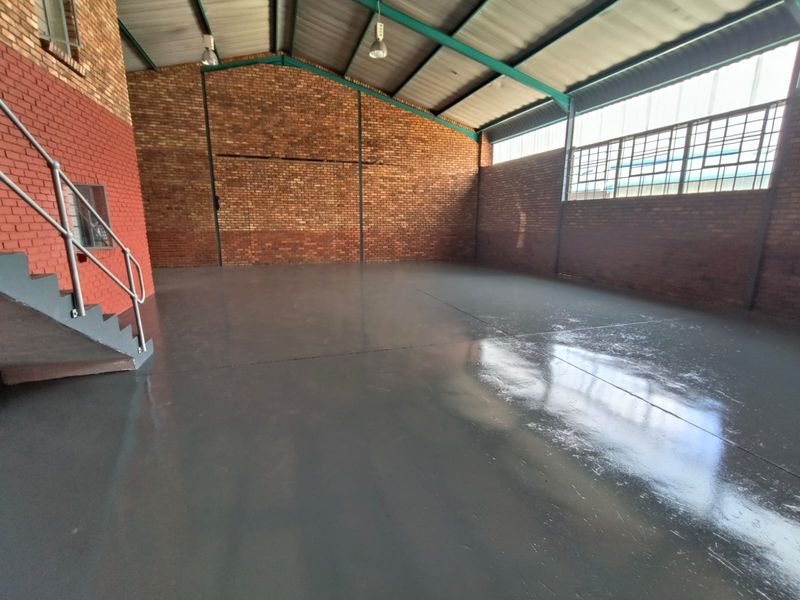 Versatile 271m2  Warehouse, High-Clearance Industrial Unit To Let in Hennopspark - Photo 10