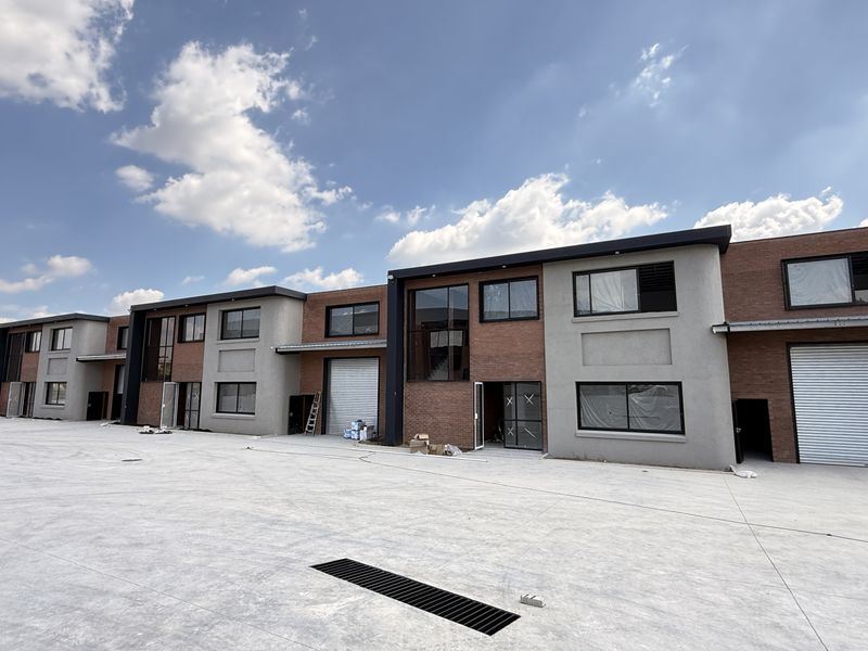 Modern 1,057m2 Warehouse To Let , Secure Samrand Business Park with N1 Access - Photo 2