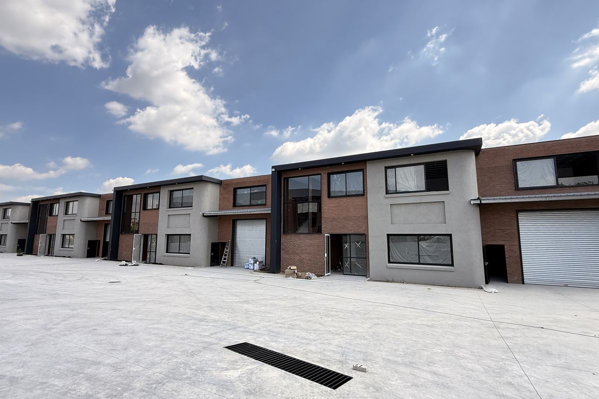 Modern 1,057m2 Warehouse To Let , Secure Samrand Business Park with N1 Access - Photo 2