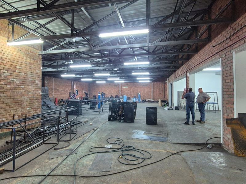 Ready-To-Operate Secure 1,342m2 Warehouse and offices in Samcor Park, Pretoria East - Photo 2