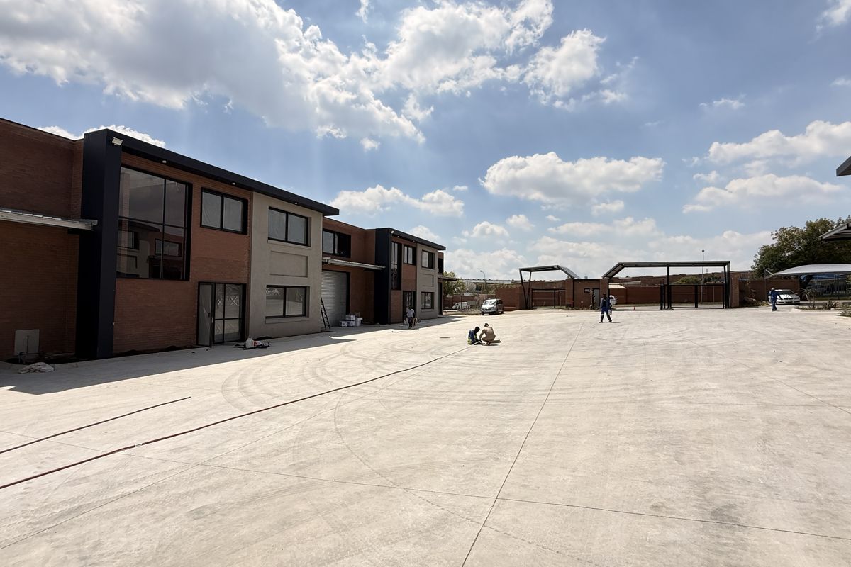 Ultra-Modern High-Clearance 1,057m2 Warehouse, Prime Samrand Logistics Hub with N1 Access - Photo 2