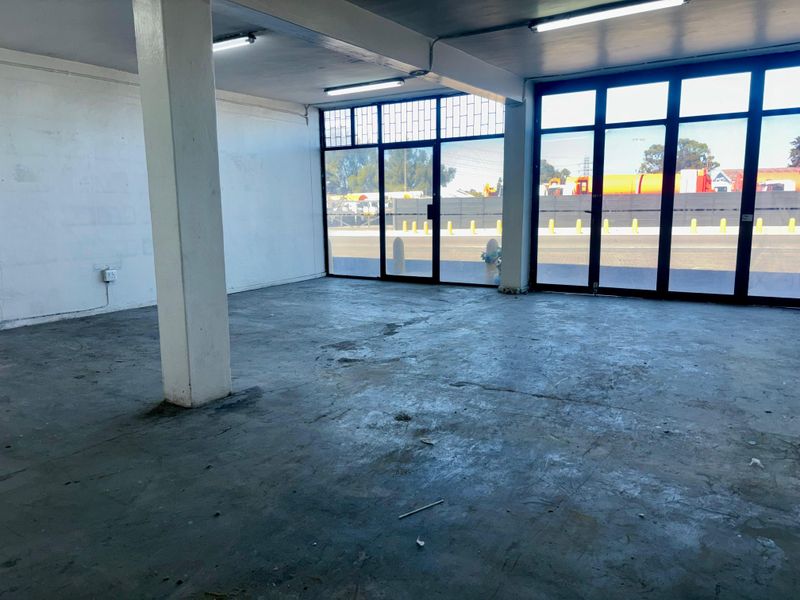 Versatile Industrial Unit with Shopfront Exposure - Photo 3