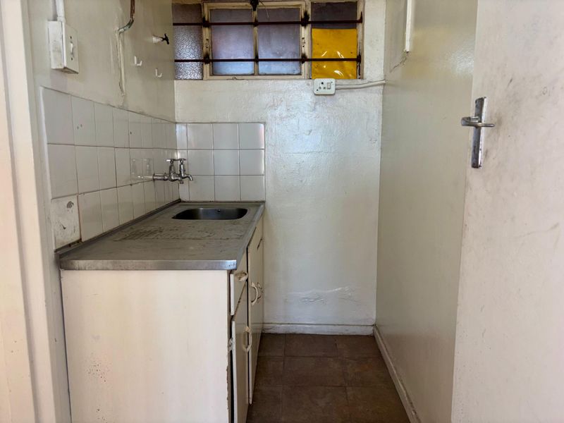 Versatile Industrial Unit with Shopfront Exposure - Photo 8