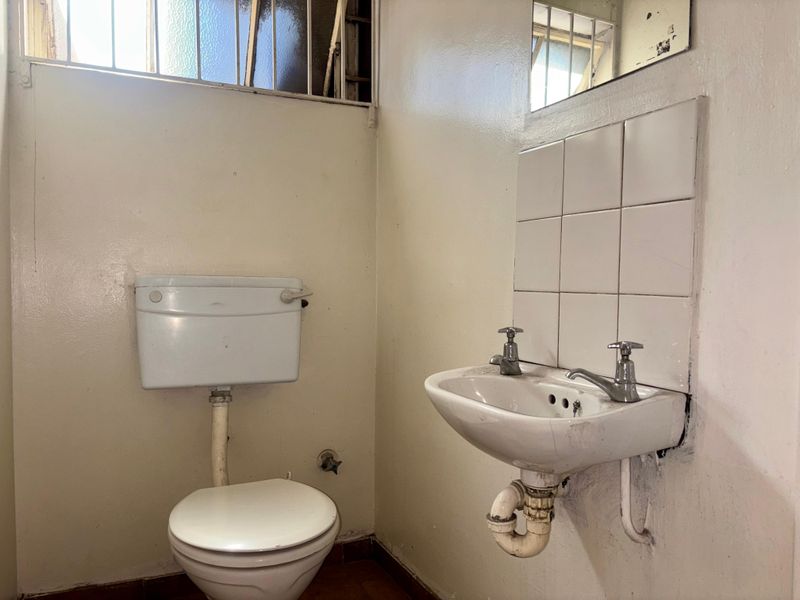 Versatile Industrial Unit with Shopfront Exposure - Photo 9