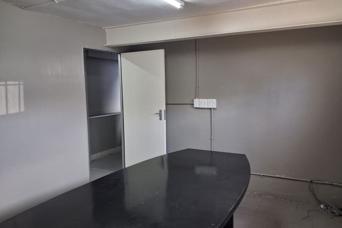 Ground floor Exclusive Centrally located, Prime Office space  to let in Quigney - Photo 4
