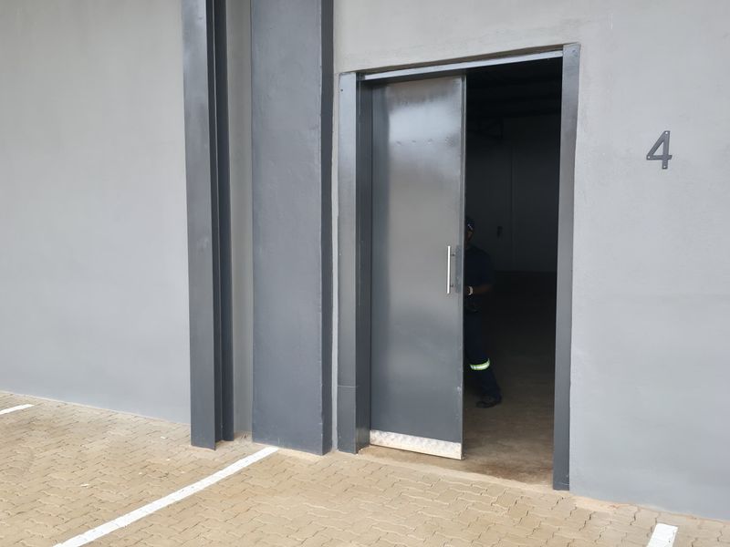 1500m2 shop to rent in Elti Villas, Louis Trichardt - Photo 2