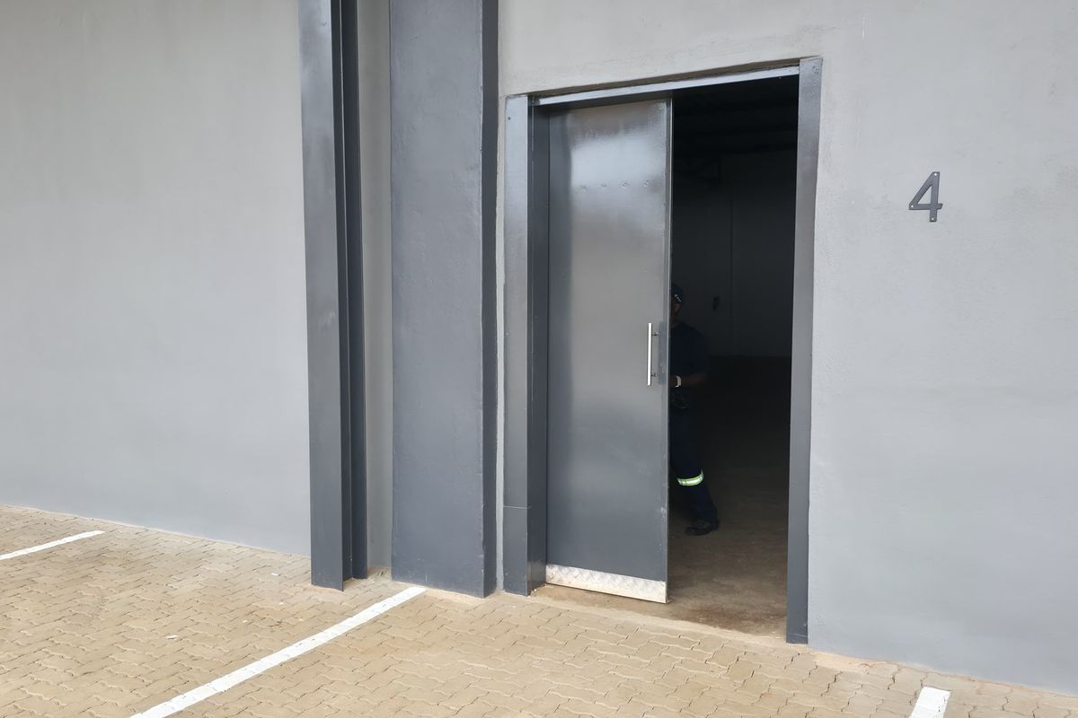 1500m2 shop to rent in Elti Villas, Louis Trichardt - Photo 2