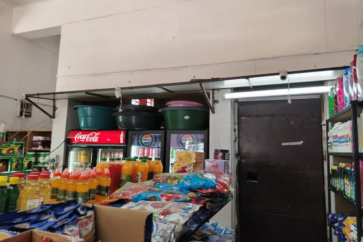 Versatile Commercial Property with Dual Stores and On-Site Accommodation - Photo 4