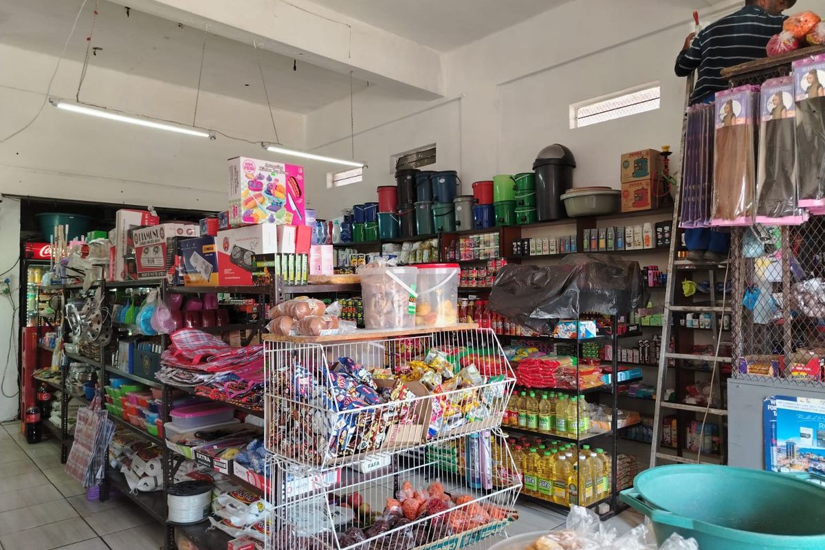 Versatile Commercial Property with Dual Stores and On-Site Accommodation - Photo 5