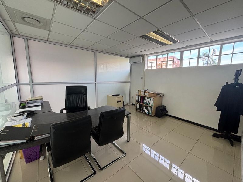 201sqm Office to rent in Pmb CBD at R17029-00 per month plus Vat - Photo 3