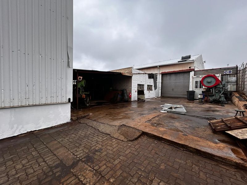 Exceptional industrial property situated offering excellent space, power supply, and facilities - Photo 5