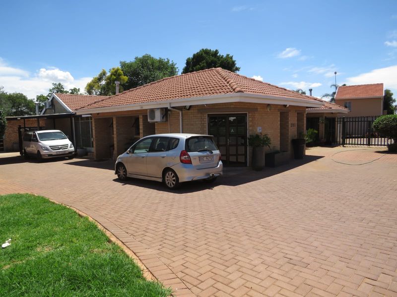 FOR SALE-PRIME COMMERCIAL PROPERTY ON ONDEKKERS ROAD-LIVE + WORK IN ONE! - DONT COMPROMISE. GET BOTH - Photo 1