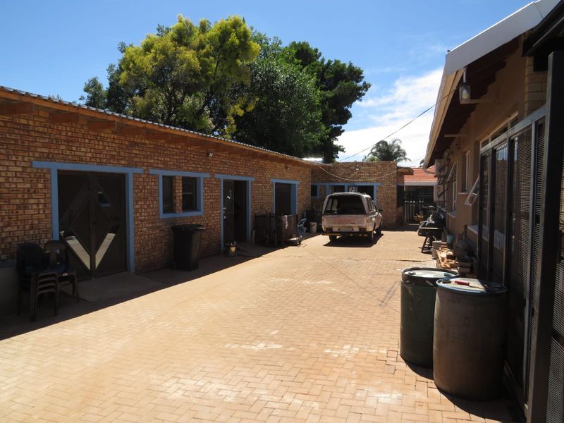 FOR SALE-PRIME COMMERCIAL PROPERTY ON ONDEKKERS ROAD-LIVE + WORK IN ONE! - DONT COMPROMISE. GET BOTH - Photo 5