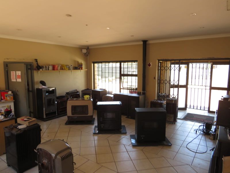FOR SALE-PRIME COMMERCIAL PROPERTY ON ONDEKKERS ROAD-LIVE + WORK IN ONE! - DONT COMPROMISE. GET BOTH - Photo 4