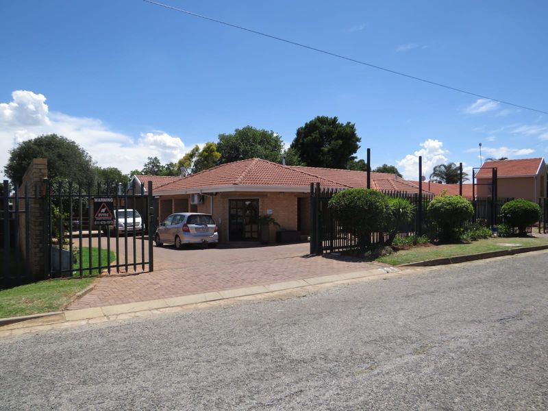 FOR SALE-PRIME COMMERCIAL PROPERTY ON ONDEKKERS ROAD-LIVE + WORK IN ONE! - DONT COMPROMISE. GET BOTH - Photo 2