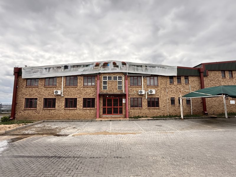 High-Impact 1,083m2 Warehouse with Offices To Let in Prime Samrand Location with N1 Visibility - Photo 2