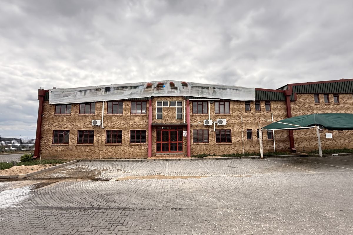 High-Impact 1,083m2 Warehouse with Offices To Let in Prime Samrand Location with N1 Visibility - Photo 2