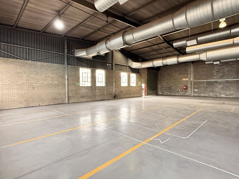 High-Impact 1,083m2 Warehouse with Offices To Let in Prime Samrand Location with N1 Visibility - Photo 7